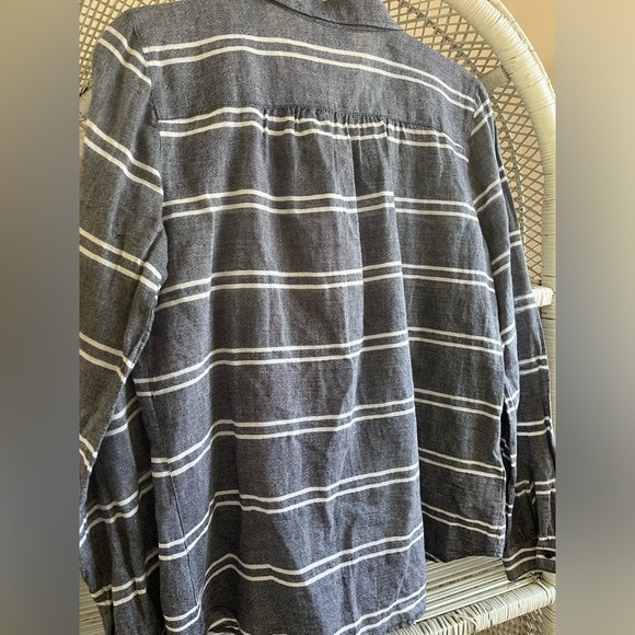 NWOT - Ann Taylor LOFT Chambray Grey & White 100% Cotton Button Down Size medium - Picture 4 of 6